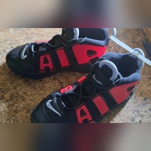 Nike Air More Uptempo NBA Little Boys High Tops New US 10C Never WORN BLACK/RED